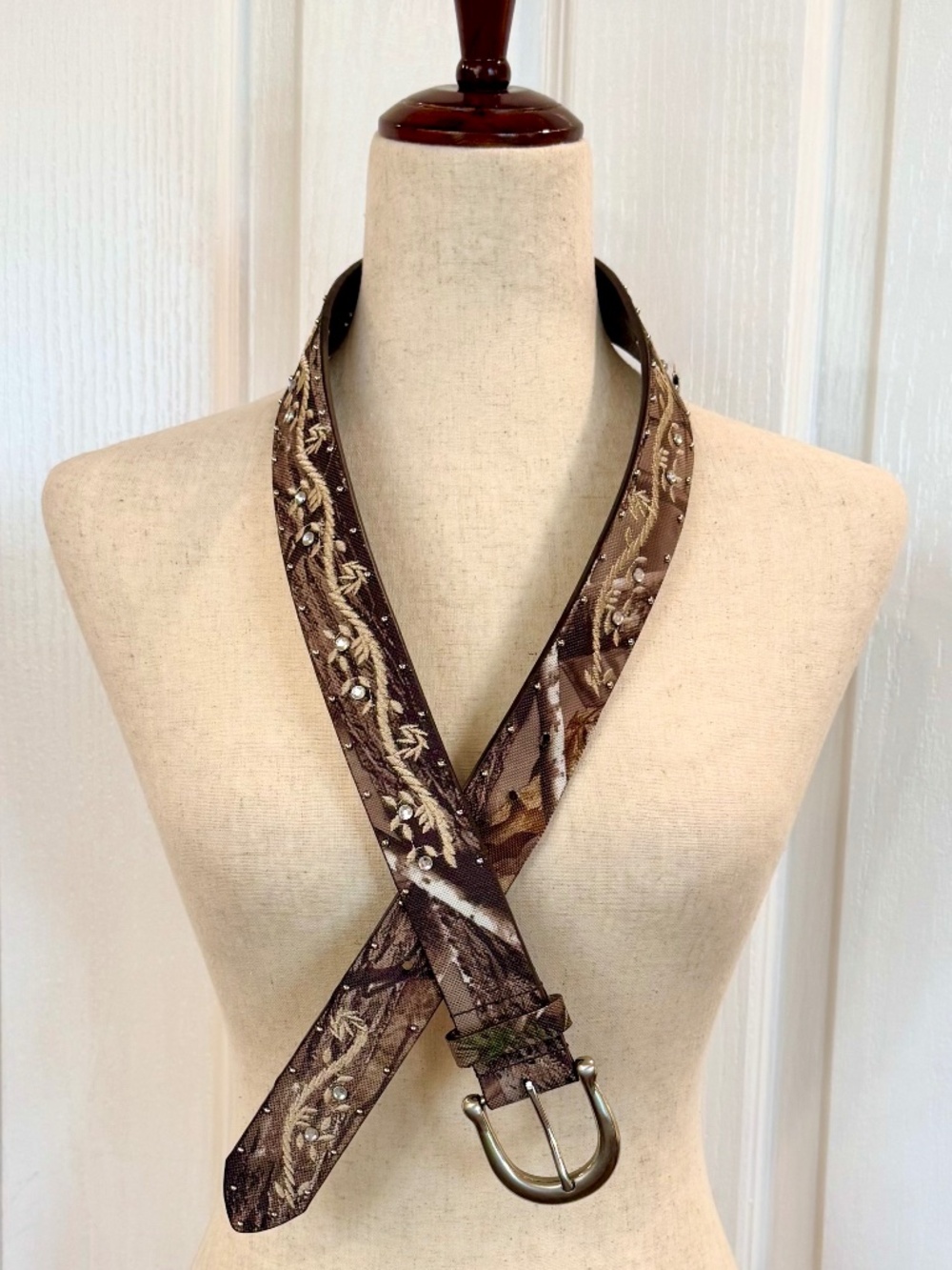 Woman's unbranded camouflage cowgirl bling belt size medium, 31"-33".